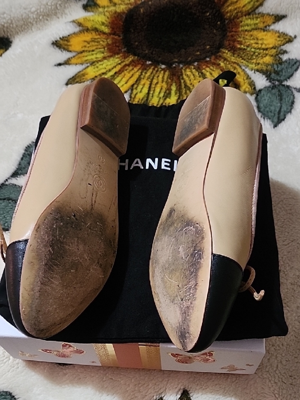 CHANEL Beige and Black Leather Bow Cap-Toe Ballet Flats - Picture 2 of 5